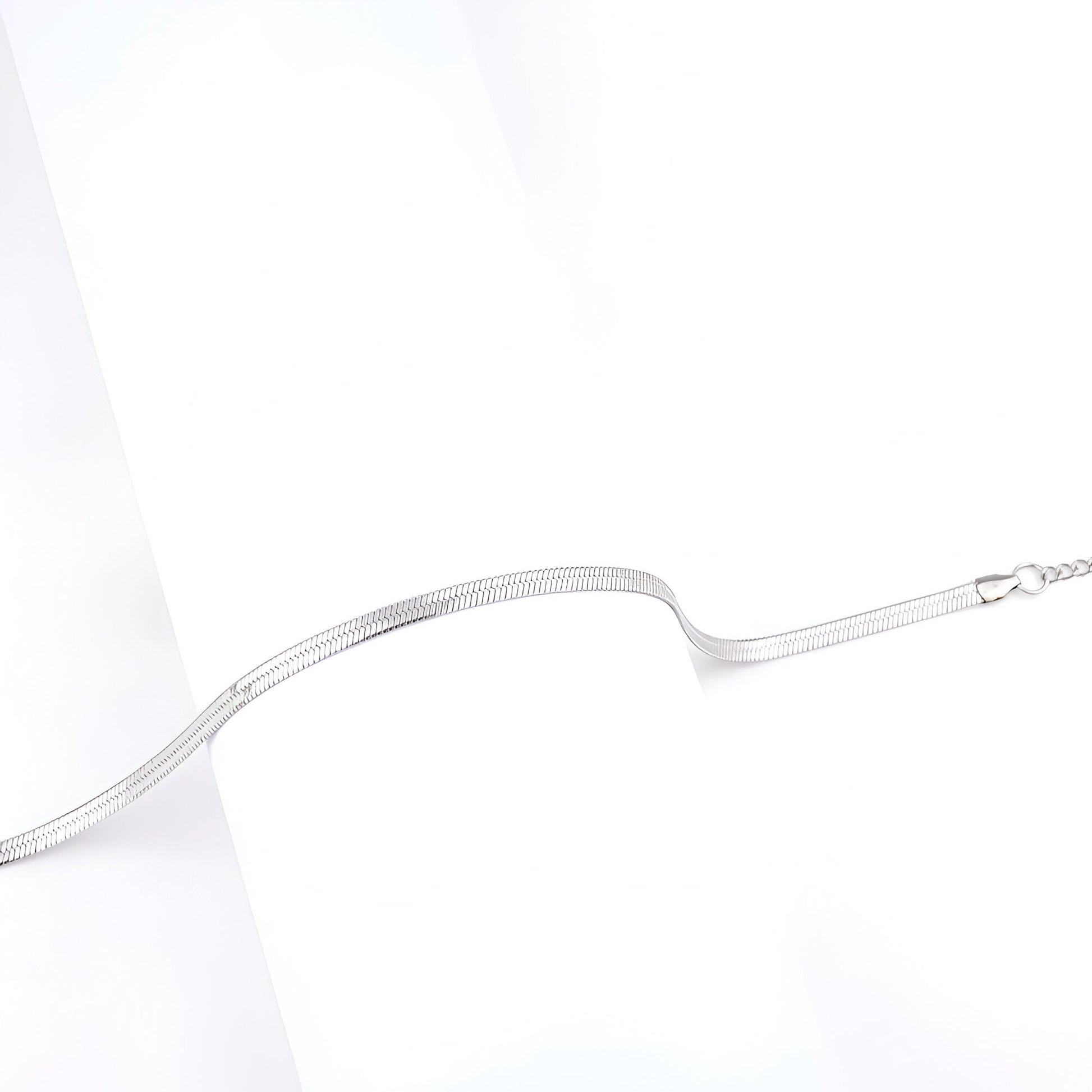 Collier chaîne serpent Odélia en acier inoxydable posé vue de côté.