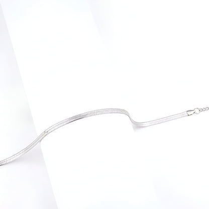 Collier chaîne serpent Odélia en acier inoxydable posé vue de côté.