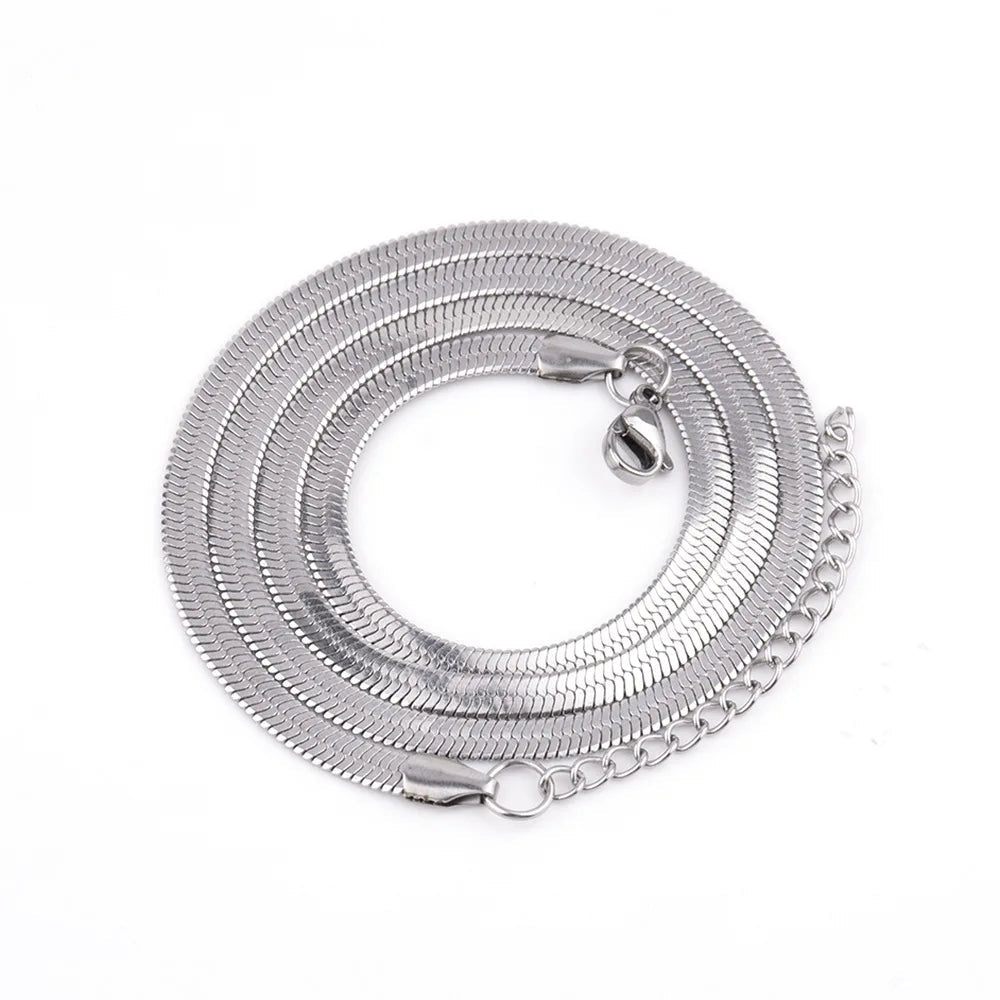 Collier chaîne serpent Odélia en acier 316L enroulé vue de proche.