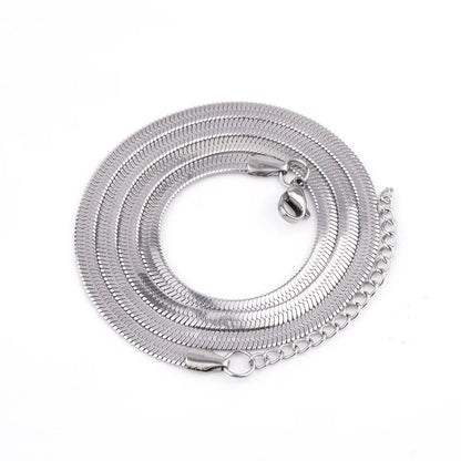 Collier chaîne serpent Odélia en acier 316L enroulé vue de proche.