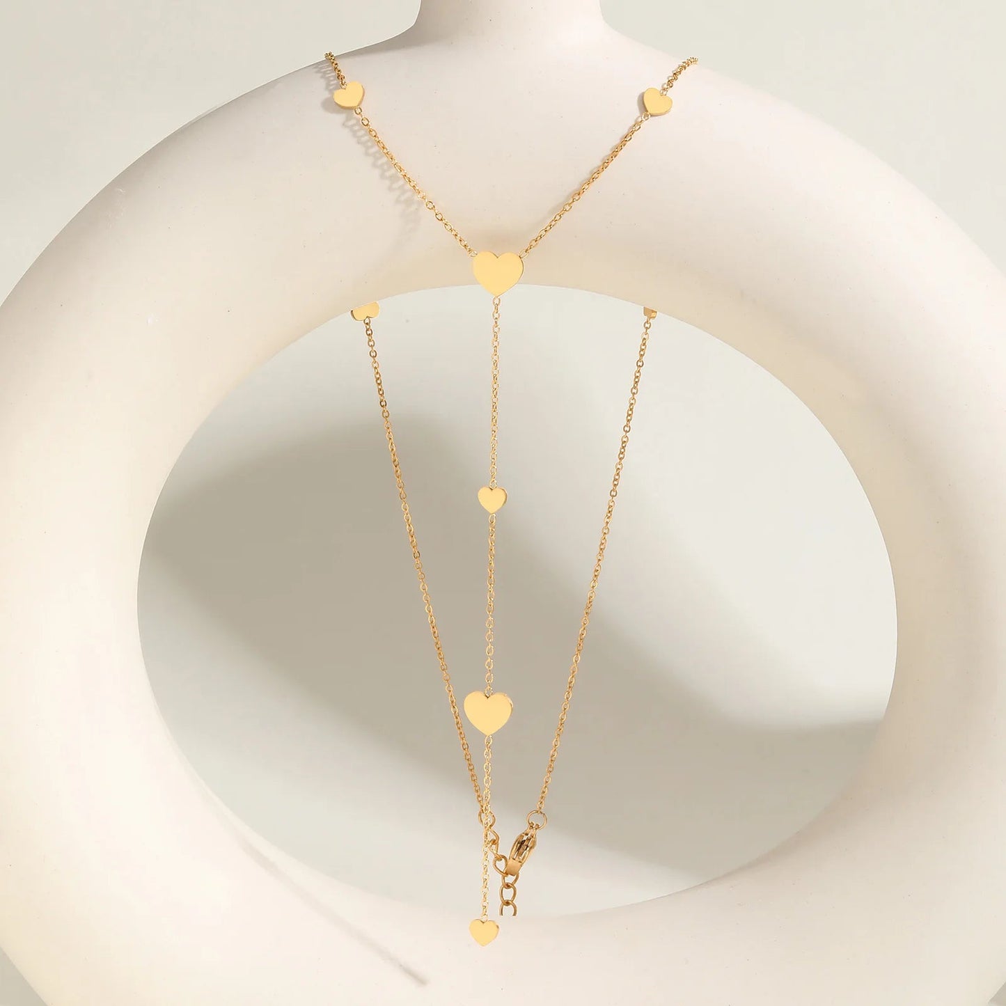 Collier cœur en acier inoxydable doré vue de face.