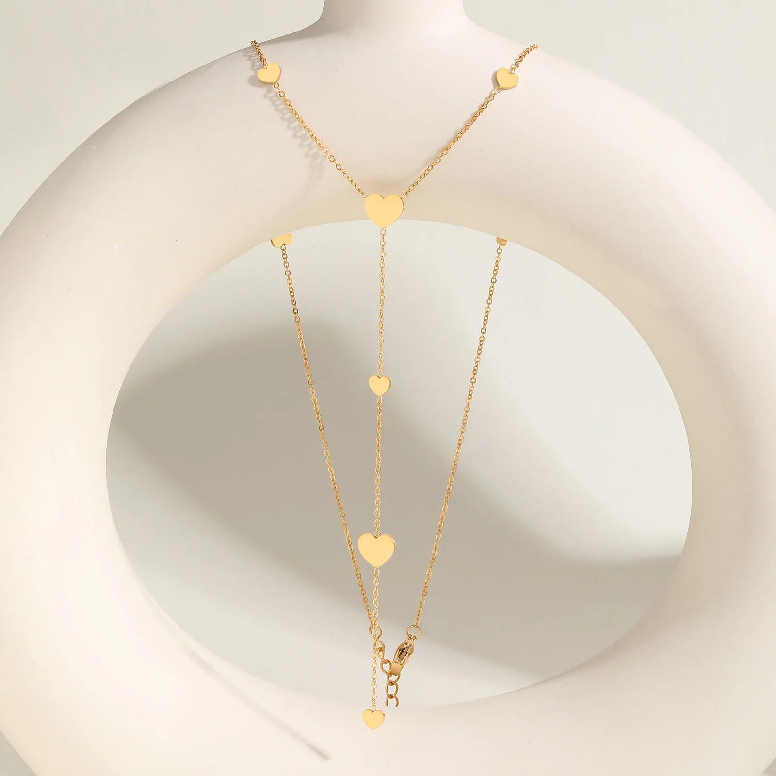 Collier cœur en acier inoxydable doré vue de face.