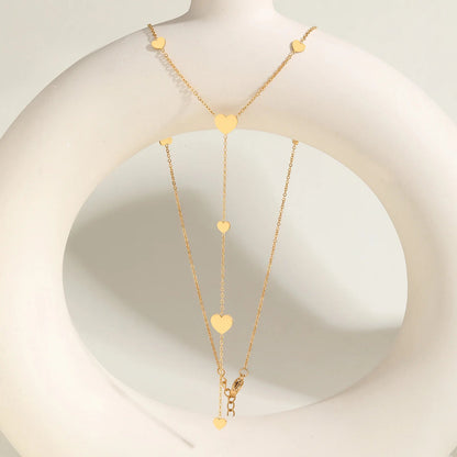 Collier cœur en acier inoxydable doré vue de face.