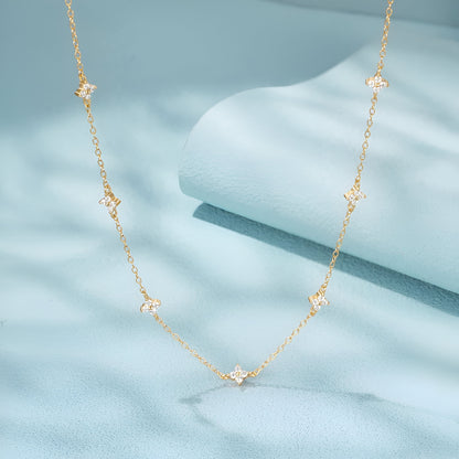 Détail du pendentif étoilé du Collier Constellation en argent 925 et or 18k avec moissanite éclatante sur fond bleu – zoom chaîne dorée