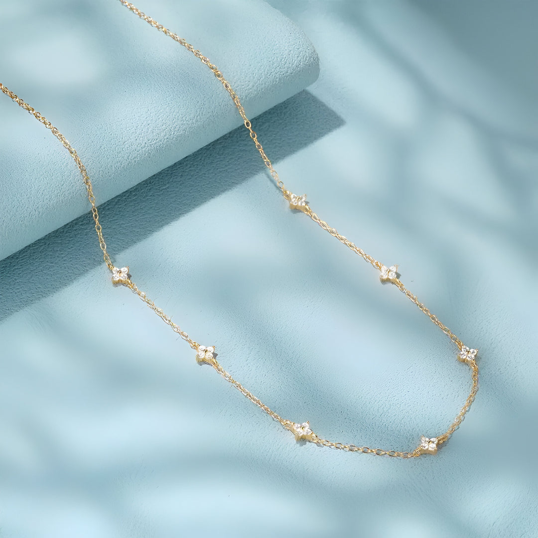 Gros plan sur la chaîne en or 18k et argent sterling avec moissanite du Collier Constellation étoilée – texture fine et brillante