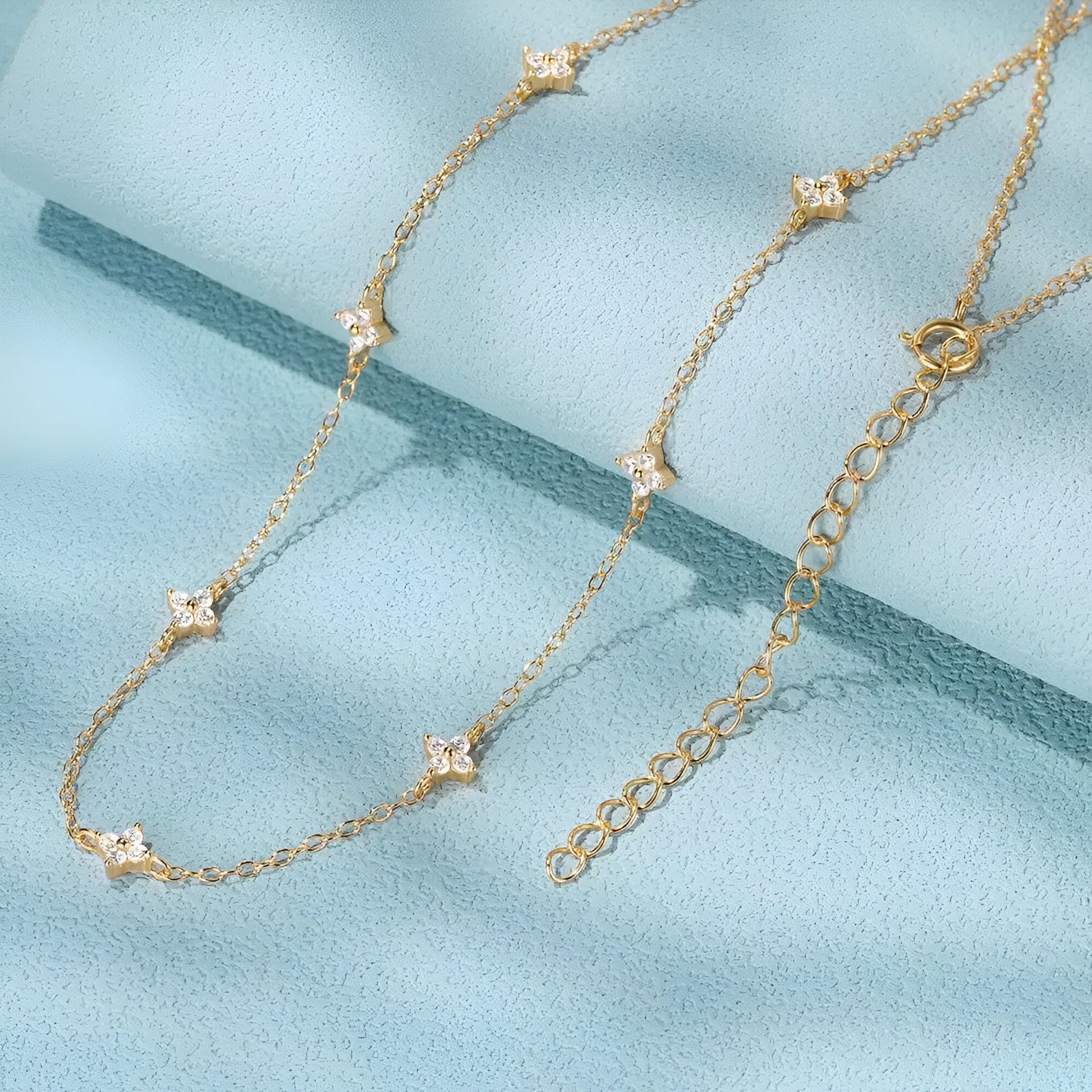 Chaîne du Collier Constellation avec reflets dorés en argent sterling 925 et or 18k serti de diamant de moissanite raffiné – prise de vue artistique