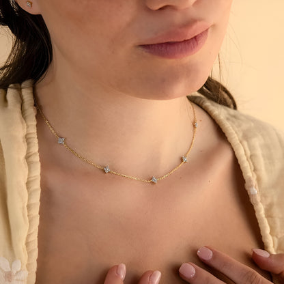 Collier Constellation étoilée de moissanite en or 18k et argent 925 porté par une femme – mise en valeur sur peau nue