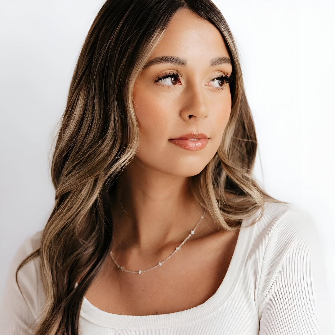 Femme portant le Collier Constellation étoilée en argent sterling 925 et or blanc 18k avec moissanite éclatante - vue latérale