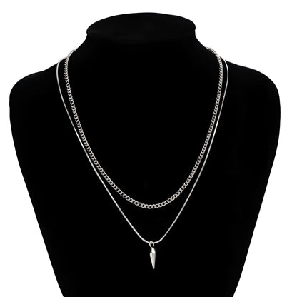 Collier double chaîne en acier inoxydable porté par un mannequin.
