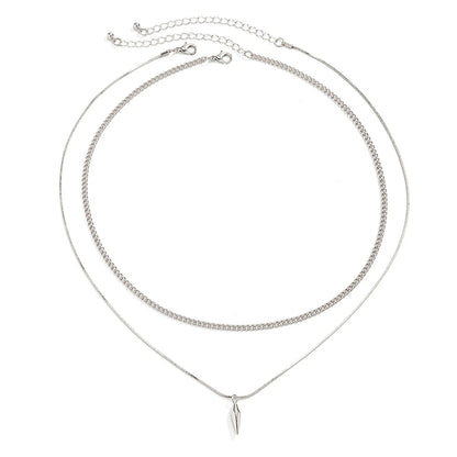 Collier double chaîne en acier inoxydable à plat.