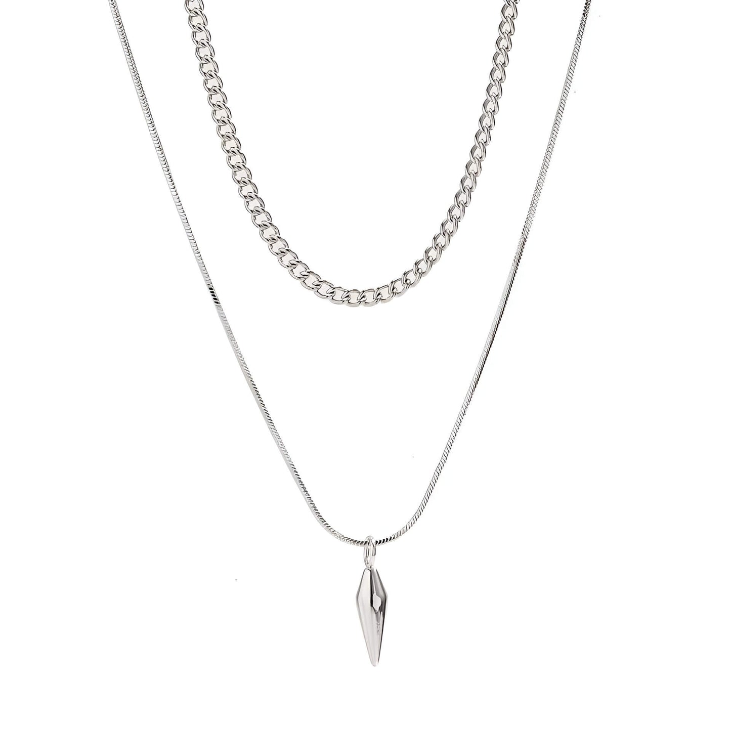 Collier double chaîne en acier inoxydable sur fond blanc.