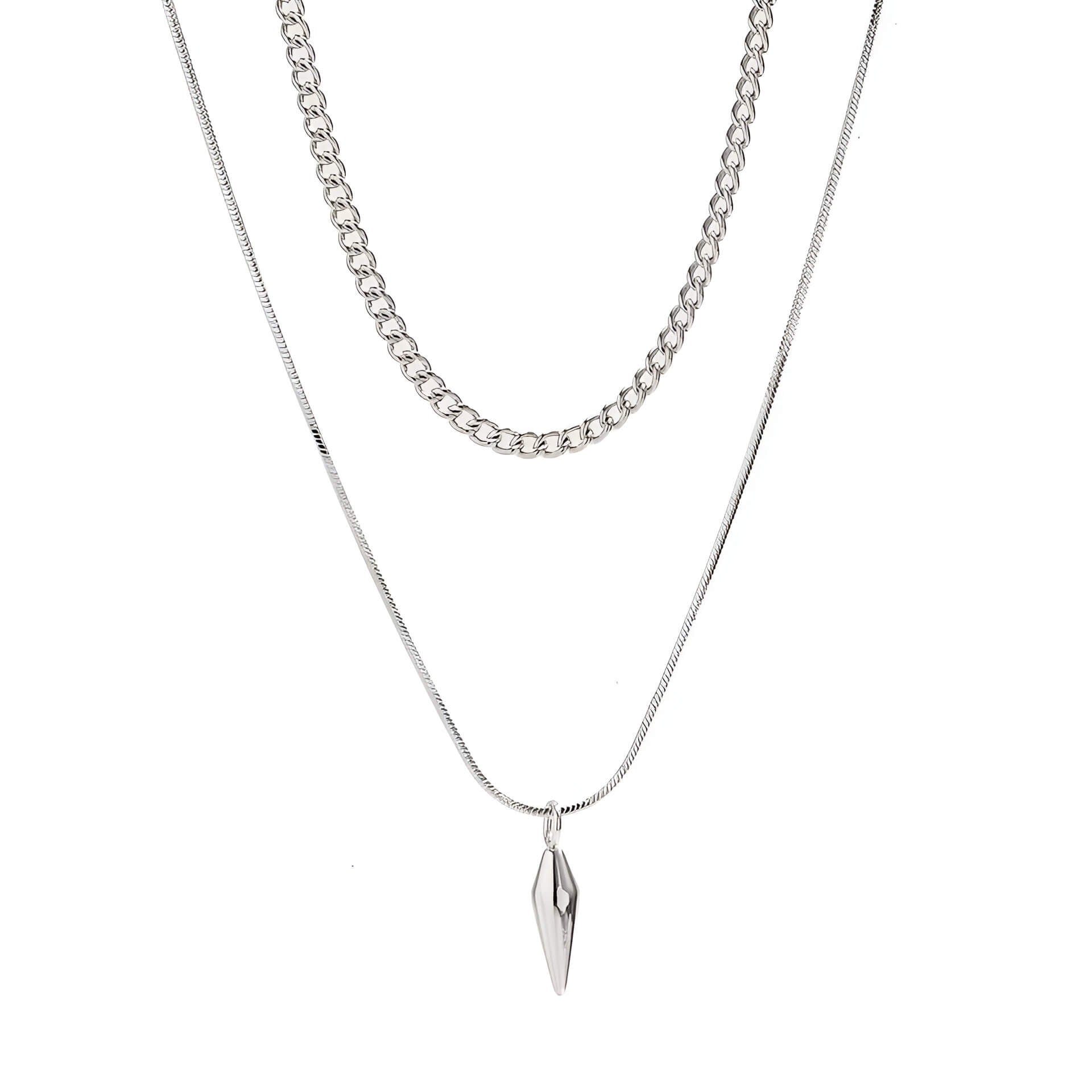 Collier double chaîne en acier inoxydable sur fond blanc.