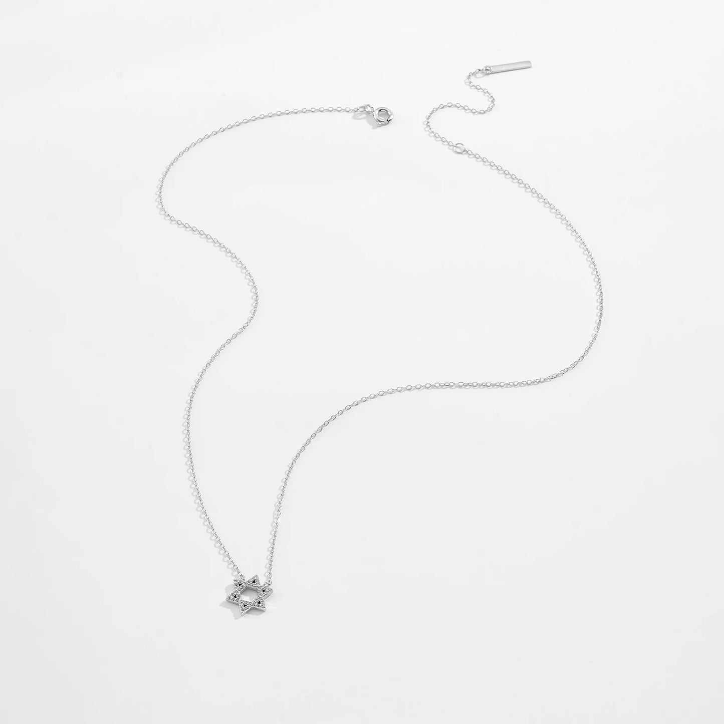 Collier étoile de david en argent 925 plaqué or blanc et diamants à plat.