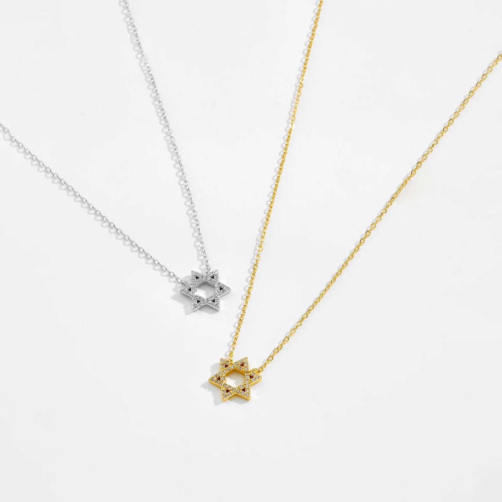 Colliers étoile de david en argent 925 plaqué or jaune et diamants à plat.