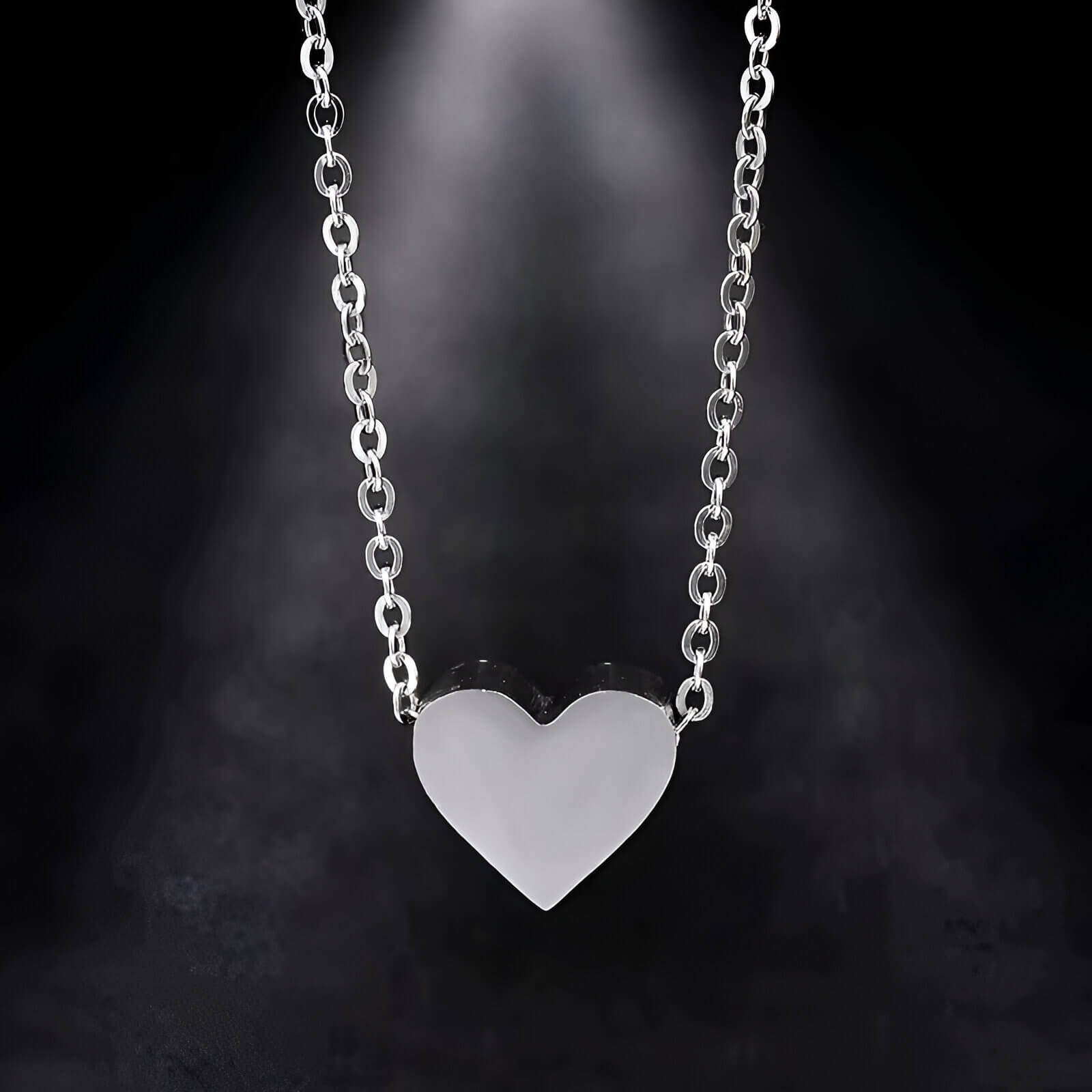 Collier fantaisie cœur en or blanc vue de face.