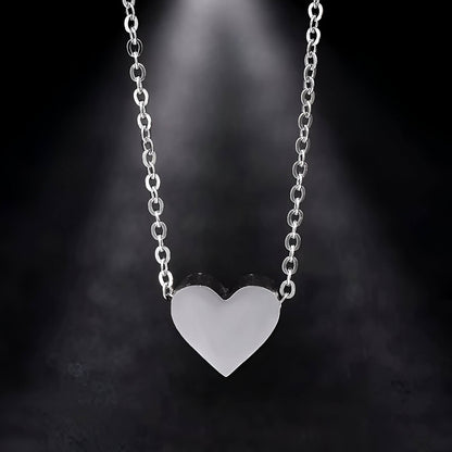 Collier fantaisie cœur en or blanc vue de face.