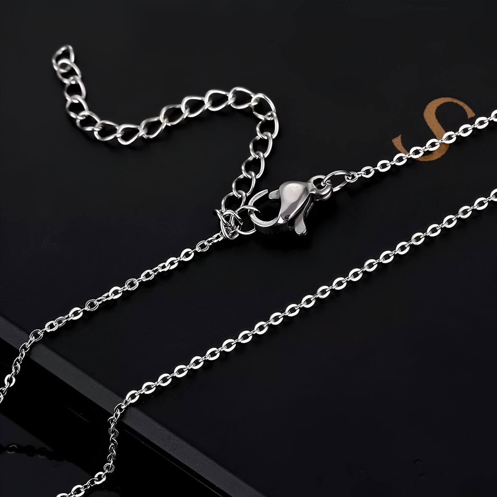 Collier fantaisie cœur en or blanc vue sur le fermoir.