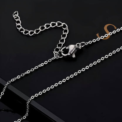 Collier fantaisie cœur en or blanc vue sur le fermoir.