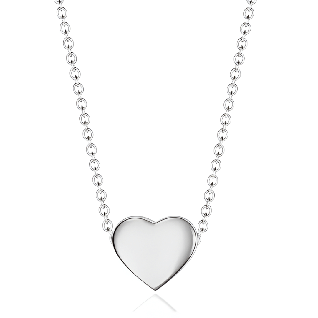 Collier fantaisie cœur en or blanc sur fond blanc.