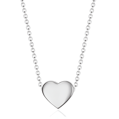 Collier fantaisie cœur en or blanc sur fond blanc.