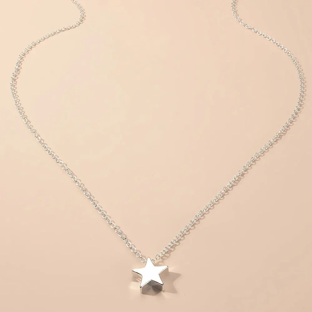 Collier fantaisie étoile en or blanc vue de face.