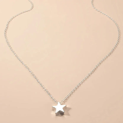 Collier fantaisie étoile en or blanc vue de face.