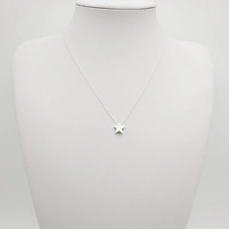 Collier fantaisie étoile en or blanc porté par un mannequin.