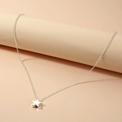 Collier fantaisie étoile en or blanc posé.