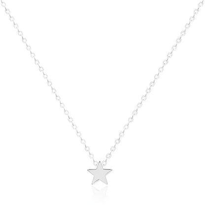 Collier fantaisie étoile en or blanc sur fond blanc.