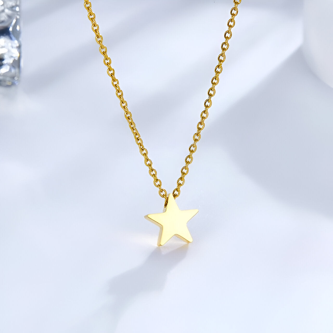 Collier fantaisie étoile en or jaune vue de face.