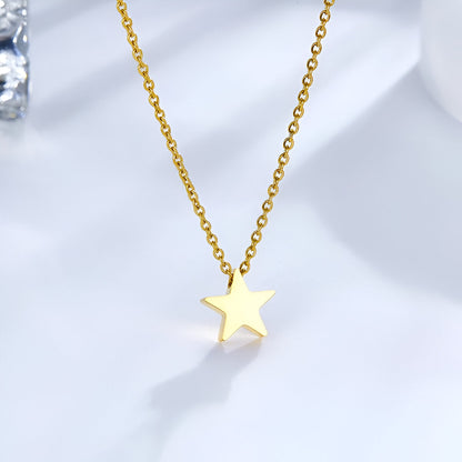 Collier fantaisie étoile en or jaune vue de face.