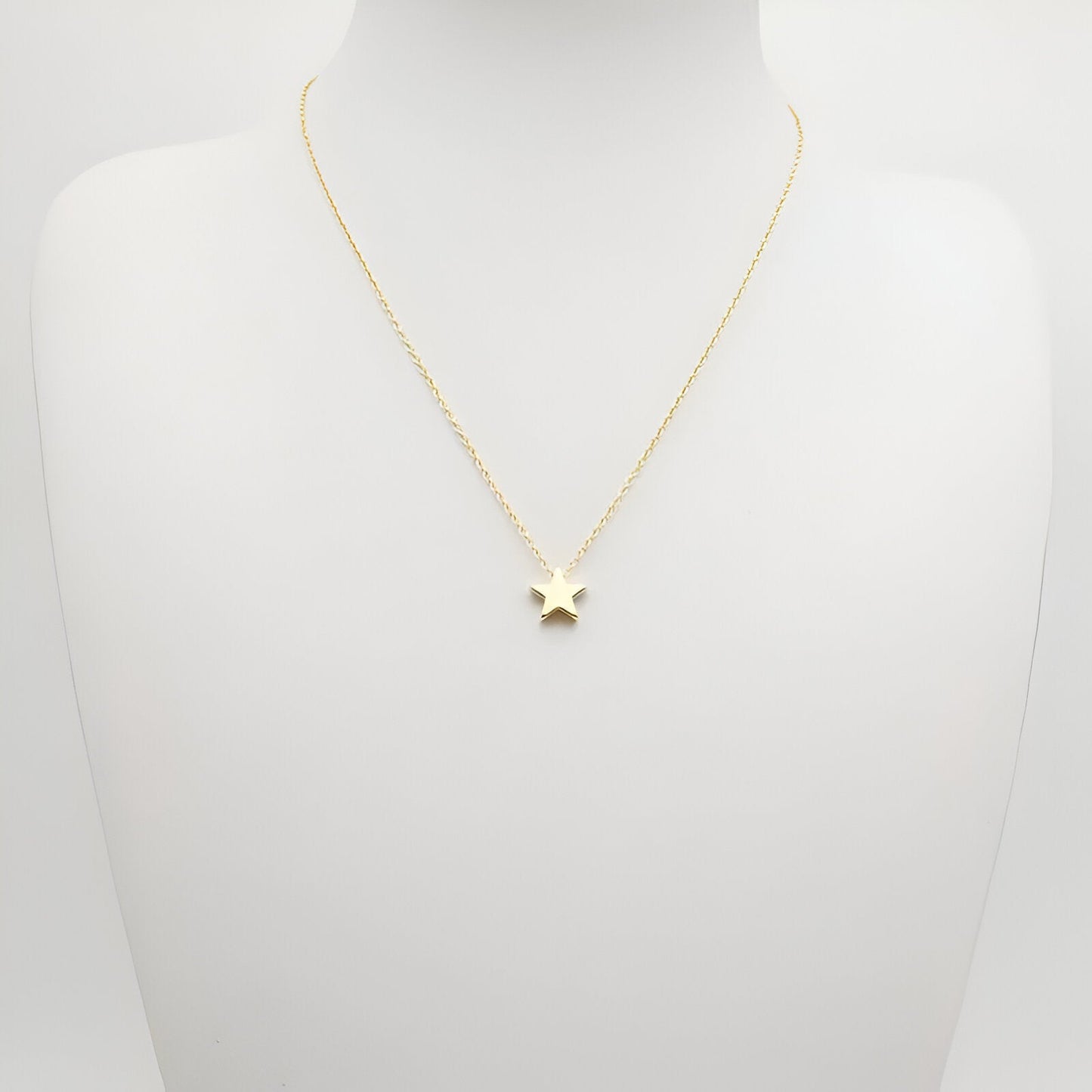 Collier fantaisie étoile en or jaune porté par un mannequin.