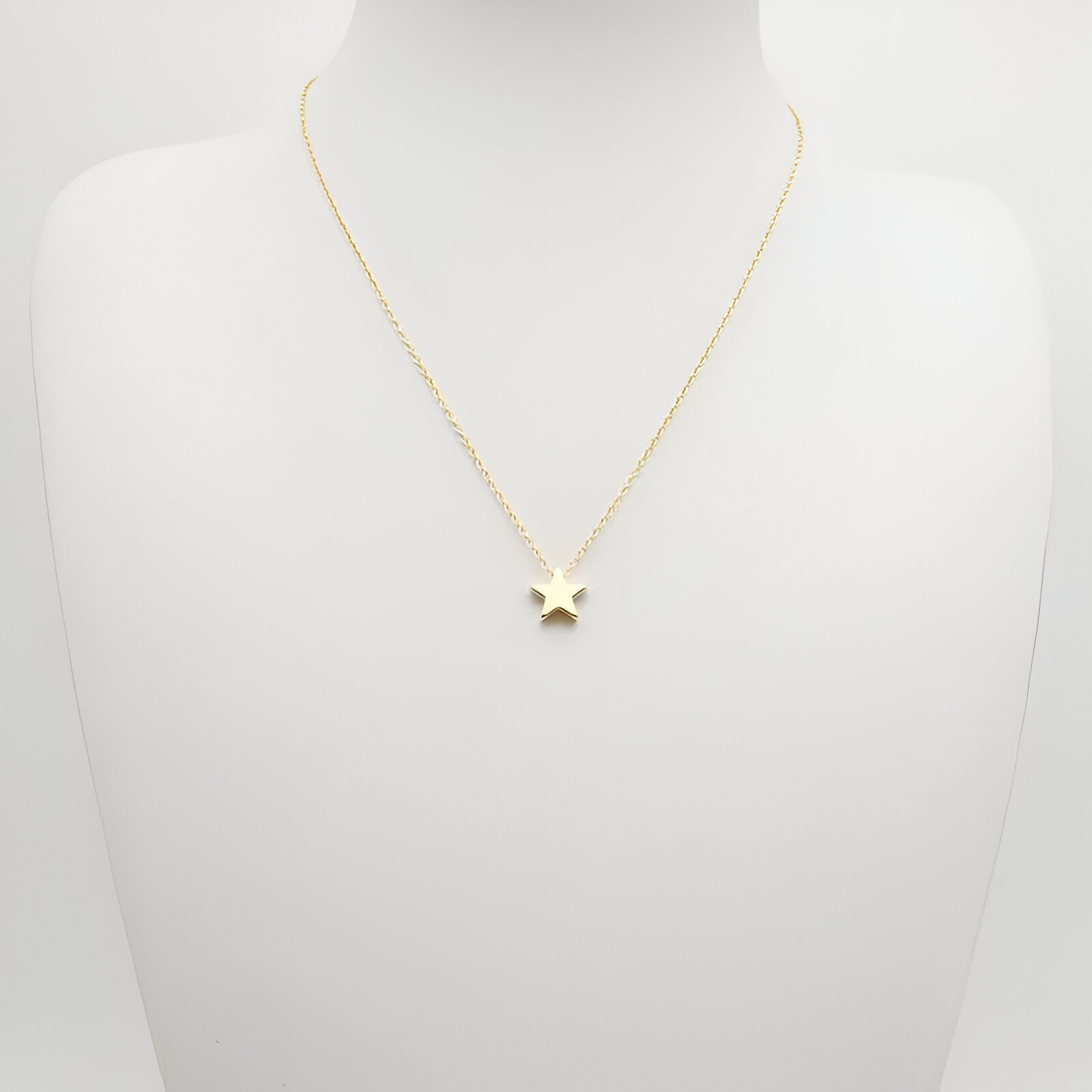 Collier fantaisie étoile en or jaune porté par un mannequin.