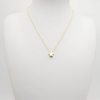 Collier fantaisie étoile en or jaune porté par un mannequin.