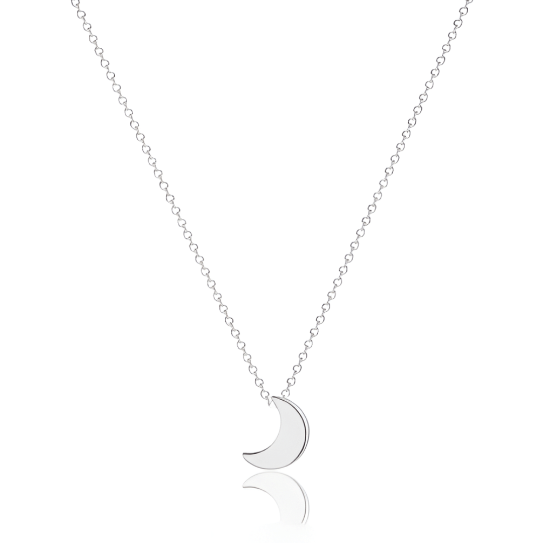 Collier fantaisie lune en or blanc sur fond blanc.