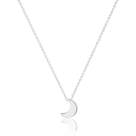 Collier fantaisie lune en or blanc sur fond blanc.