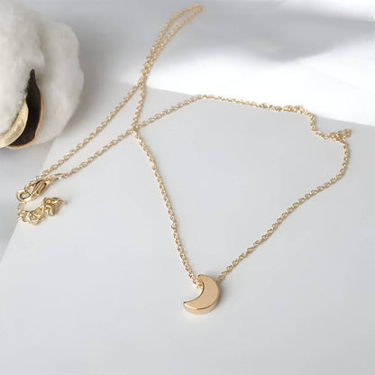 Collier fantaisie lune en or jaune à plat.