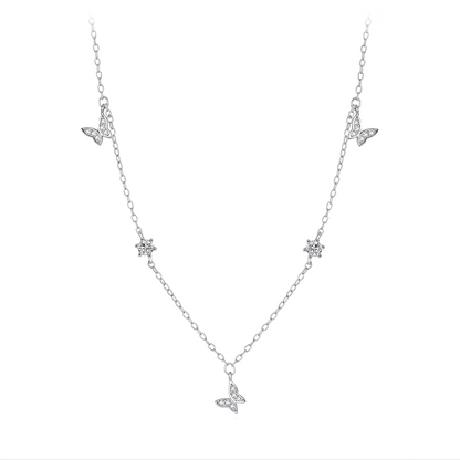 Collier fantaisie papillons éclatants en argent sterling 925 avec zircon sur fond blanc