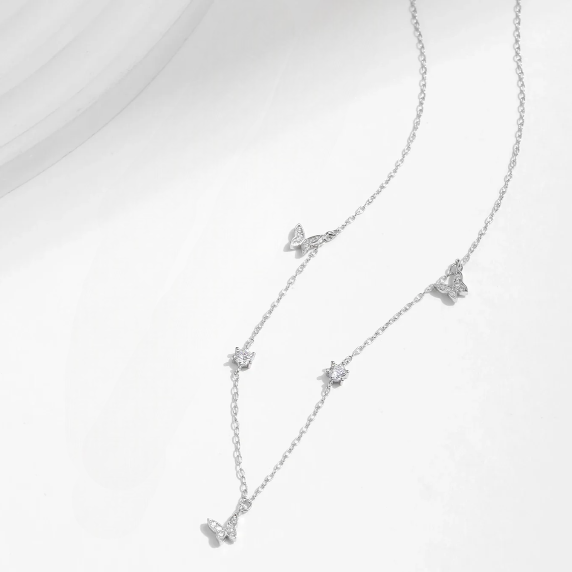Collier fantaisie papillons en plaqué or blanc 18k et zircon – vue de face