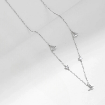 Bijou raffiné collier fantaisie avec papillons en zircon, argent 925 et plaquage or blanc 18k sur fond lumineux