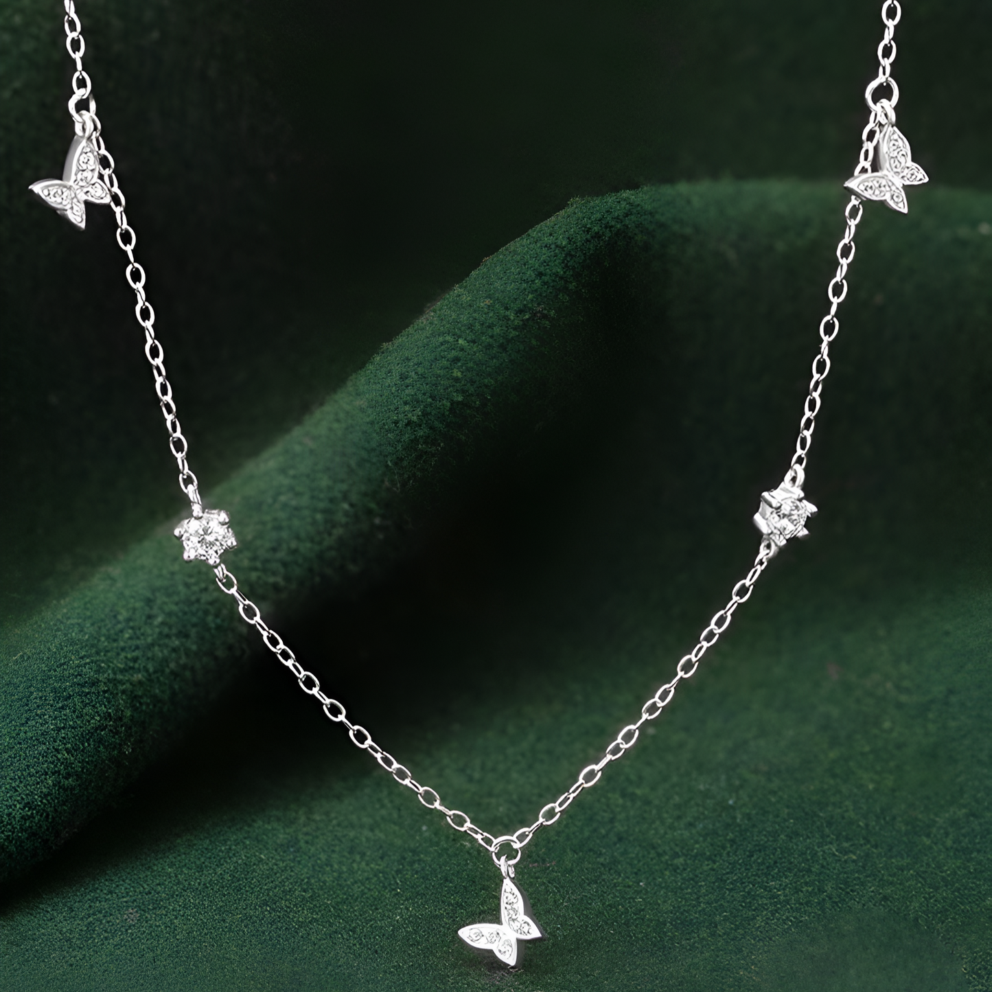 Collier papillons zircon scintillant sur fond vert – argent 925 et or blanc 18k, bijou élégant pour femme