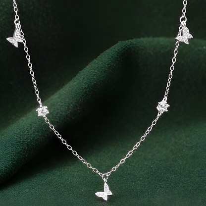 Collier papillons zircon scintillant sur fond vert – argent 925 et or blanc 18k, bijou élégant pour femme