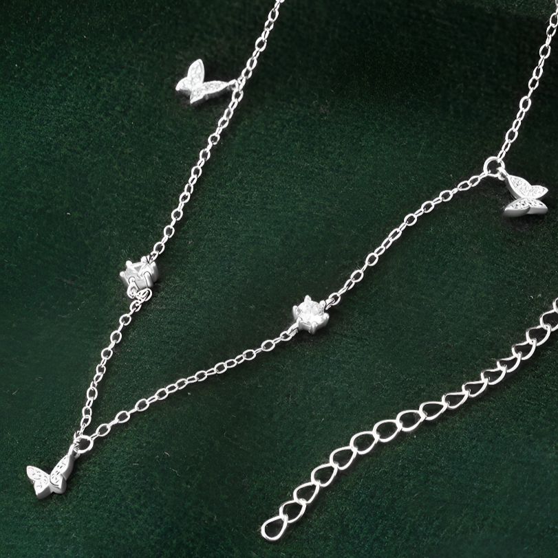 Bijou fantaisie argenté en forme de papillons plaqué or blanc 18k – éclat zircon sur fond élégant vert