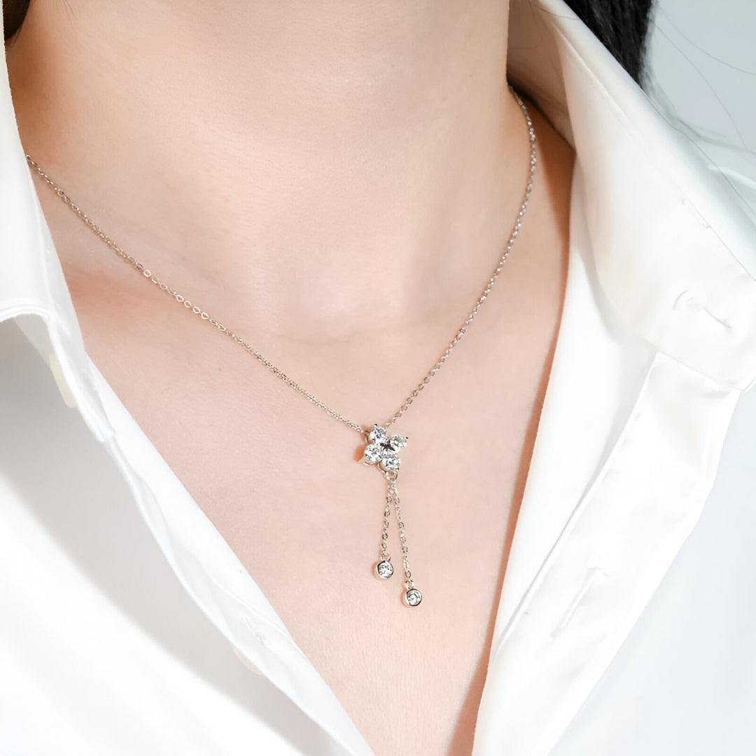 Collier fleur étincelante à pampilles en argent et or blanc 18K porté par une femme, élégance intemporelle