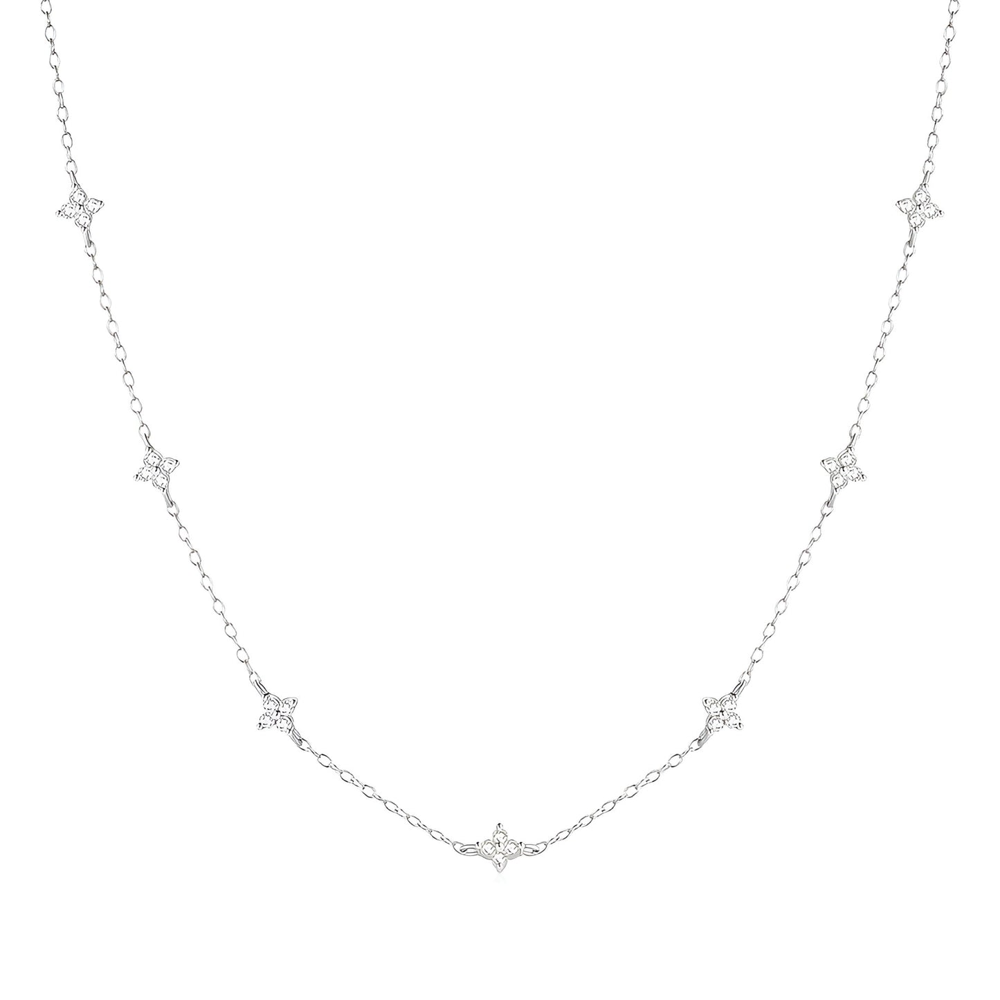 Collier fleurs chaîne forçat en argent 925 plaqué or blanc et zircons naturels sur fond blanc.