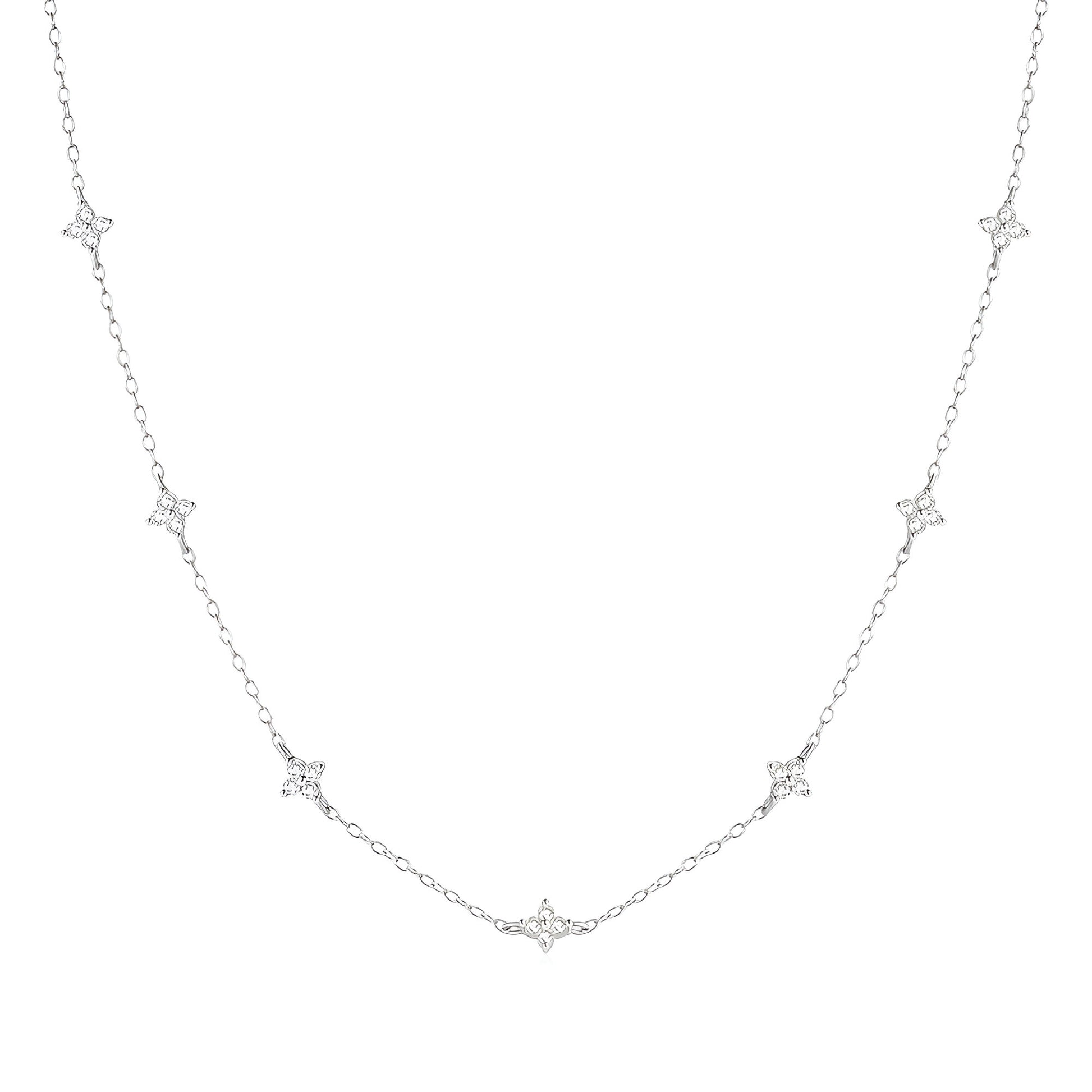 Collier fleurs chaîne forçat en argent 925 plaqué or blanc et zircons naturels sur fond blanc.