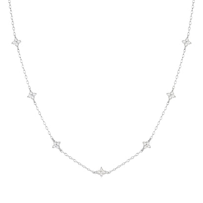 Collier fleurs chaîne forçat en argent 925 plaqué or blanc et zircons naturels sur fond blanc.