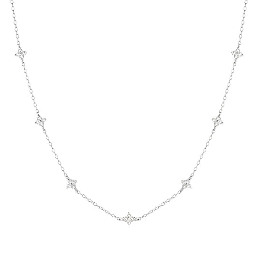 Collier fleurs chaîne forçat en argent 925 plaqué or blanc et zircons naturels sur fond blanc.
