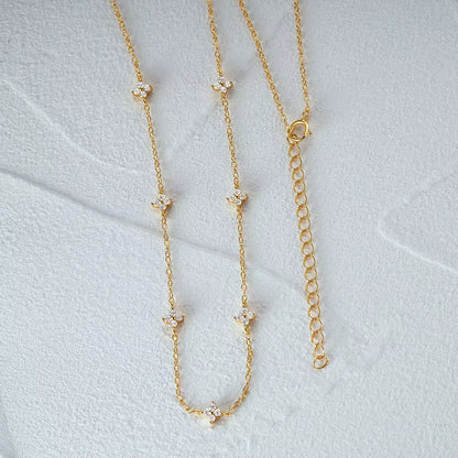 Collier fleurs maille forçat anitha en argent 925 plaqué or jaune et diamants à plat vue de face.