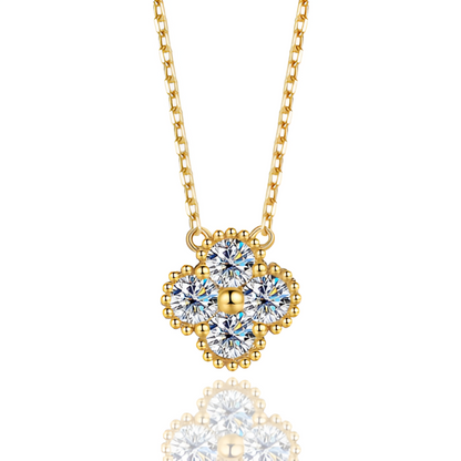 Collier Flora en or 18k avec pendentif fleur et éclats de moissanite – bijou élégant femme sur fond blanc.